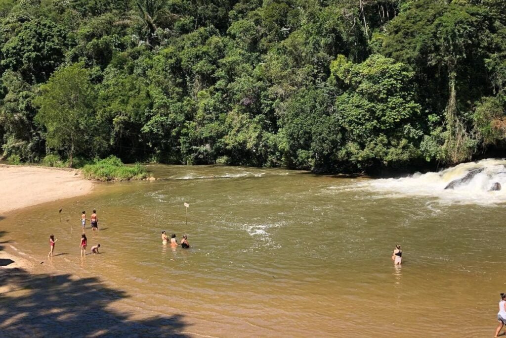 poco-feio-1024x683-2 Guia Completo do Poço Feio no Lumiar: Natureza Intocada na Serra Fluminense